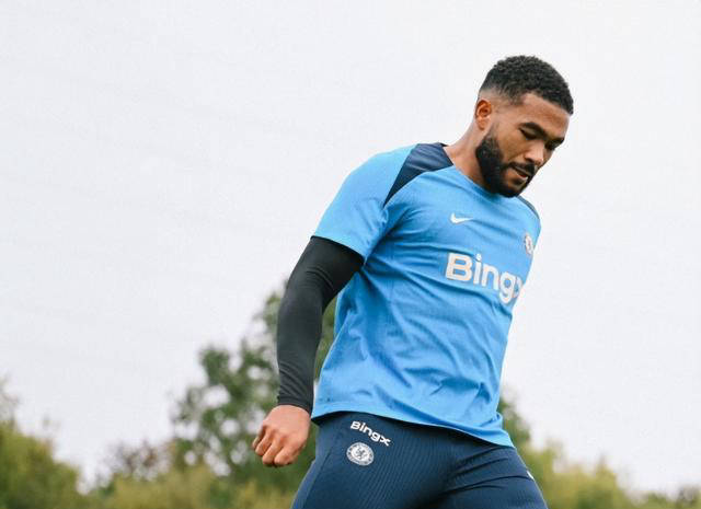 开云-詹姆斯在切尔西比赛中领先优势明显，刷新纪录引发热议！-开云